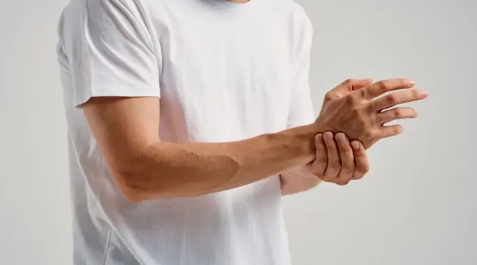 ألم في اليد اليمنى من الكتف إلى الأصابع: دليلك الشامل للأسباب والعلاج