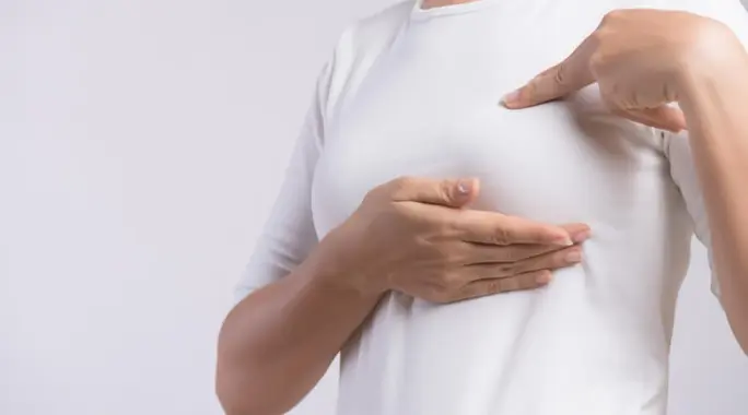 ظهور نقط حمراء على الثدي: الأسباب، الأعراض، ومتى تستدعي زيارة الطبيب