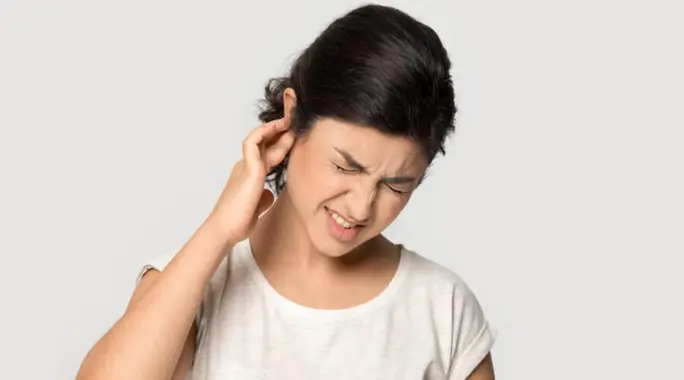 وداعًا لألم الأذن المزعج: دليلك الشامل لـ علاج ألم الأذن للكبار بفعالية