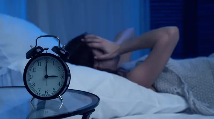 لماذا لا تستطيع النوم رغم النعاس الشديد؟ الأسباب والحلول النهائية