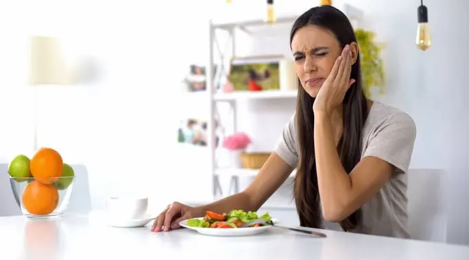 لا تتجاهل ألم الضرس عند الأكل عليها: الأسباب، الأعراض، والعلاج الفعال لراحة فورية