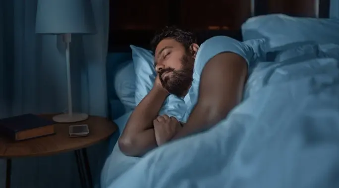كم ساعة يحتاج الإنسان للنوم فعلاً؟ دليلك الشامل للنوم الصحي