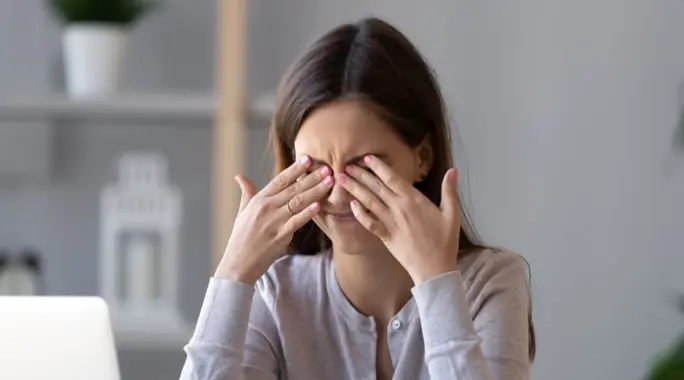 هل جفاف العين يسبب ضعف النظر؟ العلاقة الكاملة والمضاعفات وطرق العلاج