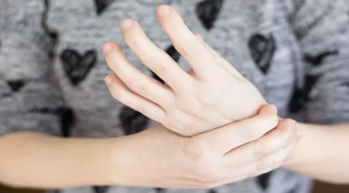 كهرباء في اليد اليسرى: دليل شامل لأبرز الأسباب المحتملة
