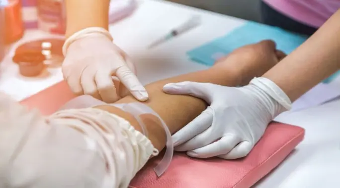 دليل شامل لتجنب أخطاء سحب الدم من الوريد: المخاطر والنصائح