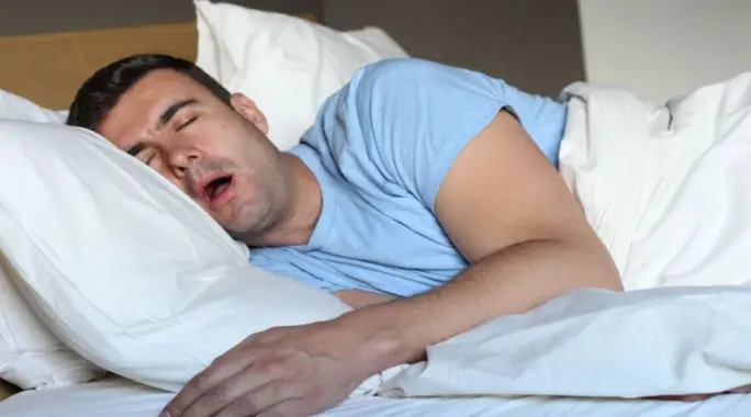 سيلان اللعاب أثناء النوم: دليلك الشامل للأسباب والعلاج الفعال