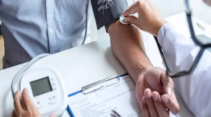 انخفاض الضغط: هل يمكن أن يهدد حياتك؟ دليل شامل لأعراض الخطر والعلاج.
