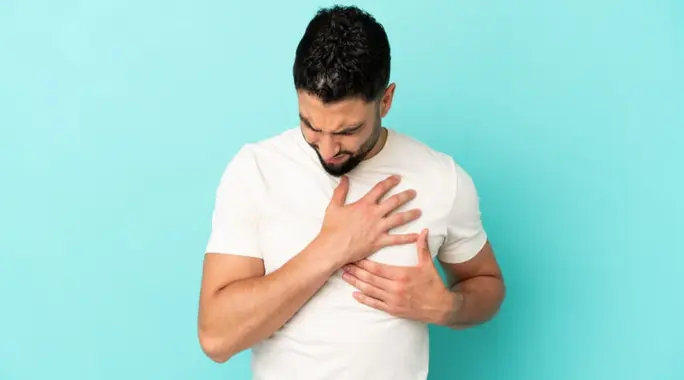 نغزات القلب عند التنفس العميق: الأسباب، الأعراض ومتى تستدعي القلق؟