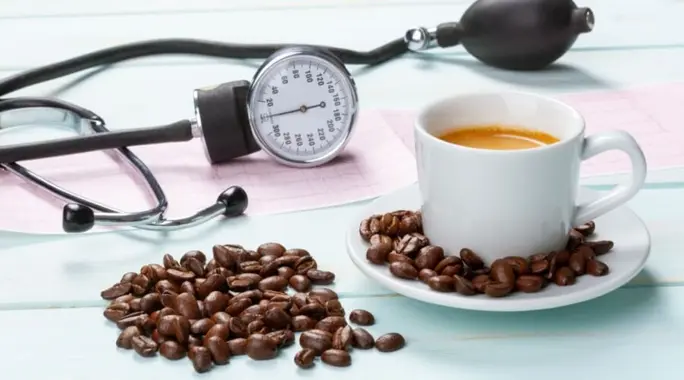 القهوة والصداع: فهم العلاقة بين فنجانك اليومي وآلام الرأس