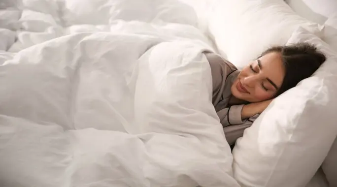 البطانيات الثقيلة على النوم: هل هي حقًا مفتاحك لراحة أعمق وليالٍ هادئة؟