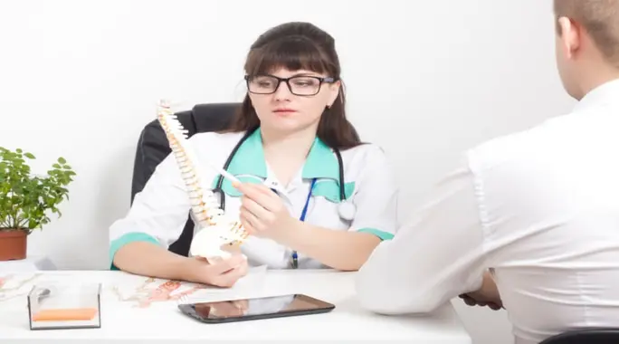 متى تكون عملية الديسك ضرورية حقًا؟ دليلك الشامل لجراحة الانزلاق الغضروفي