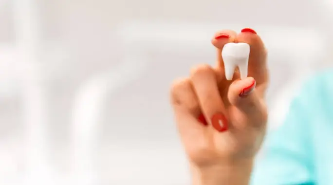 كم يوم يحتاج ضرس العقل للخروج؟ دليلك الشامل لظهوره وأعراضه