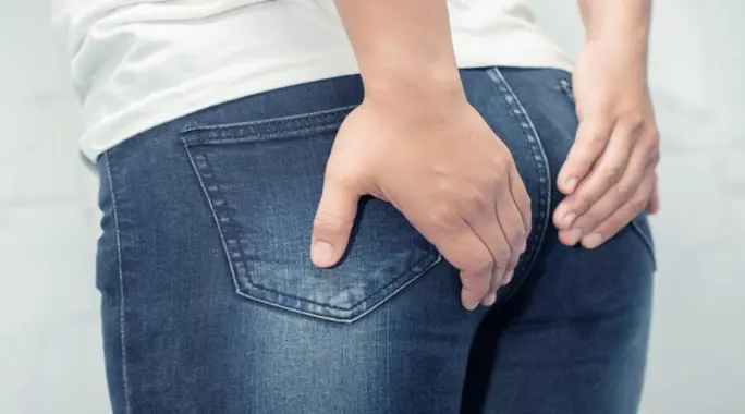 حبوب المؤخرة عند النساء: دليلك الشامل للأسباب والعلاج الفعال