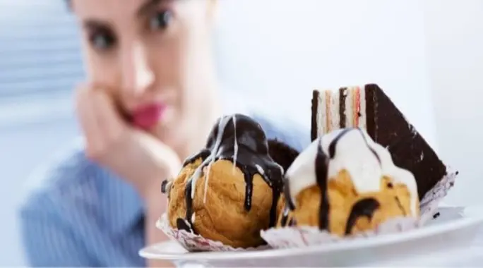 الوحدة والسكريات: كيف تحفز العزلة اشتهاء الحلويات وتُغيّر دماغك؟