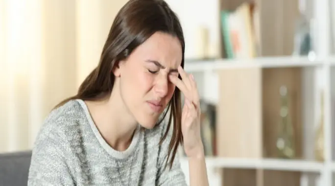 لماذا تستيقظ بعيون جافة؟ اكتشف أسباب جفاف العين عند الاستيقاظ والحلول
