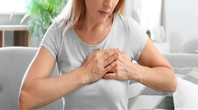 تكلسات الثدي: هل تسبب ألماً حقاً؟ وماذا تعني لصحّتك؟