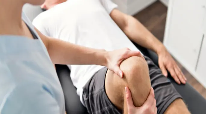هل الألم بعد جلسات العلاج الطبيعي طبيعي؟ دليلك الشامل لما تتوقعه وكيف تتعامل معه