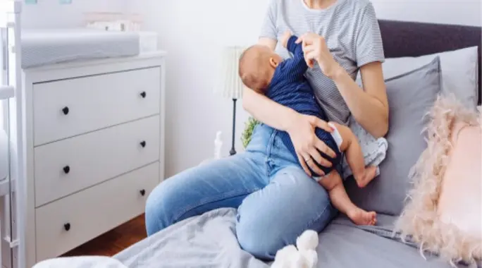 ما هي أفضل طريقة لتخفيف ألم الثدي عند الرضاعة؟ دليلك الشامل لراحة فورية
