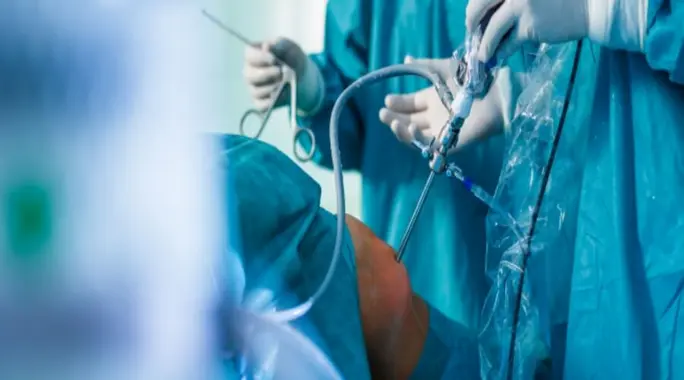 أضرار عملية تغيير مفصل الركبة: دليل شامل للمضاعفات المحتملة وكيفية التعامل معها