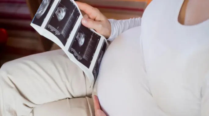 هل اختفاء أعراض الحمل طبيعي؟ دليل شامل للحامل لراحة البال