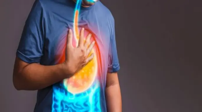 حرقة الفؤاد (المريء) المتكررة: دليلك الشامل للأسباب، الأعراض والعلاج الفعّال