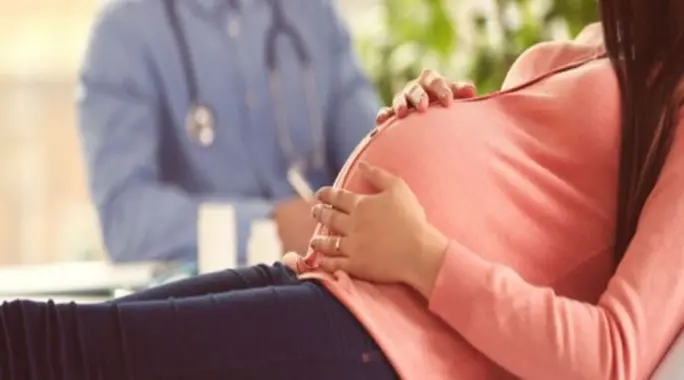 سلس البول أثناء الحمل: الأسباب، نصائح للتأقلم، وماذا بعد الولادة؟