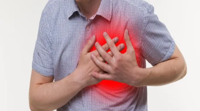 أين يقع ألم القلب بالتحديد؟ دليلك لتمييز آلام الصدر الخطيرة