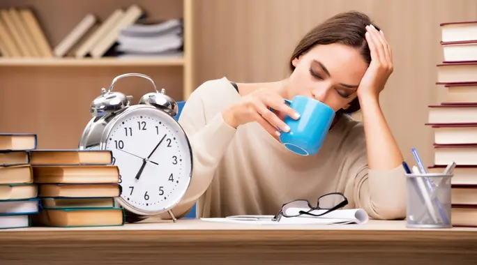 هل 8 ساعات من النوم المتواصل ضرورية حقًا؟ الحقيقة وراء المعتقد الشائع