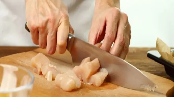 ما هي الأمراض المنقولة عبر الطعام؟ دليلك لفهمها والوقاية منها