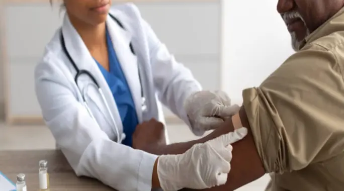 عمرك 50 فأكثر؟ لقاح المكورات الرئوية ضروري لحمايتك من الأمراض الخطيرة!