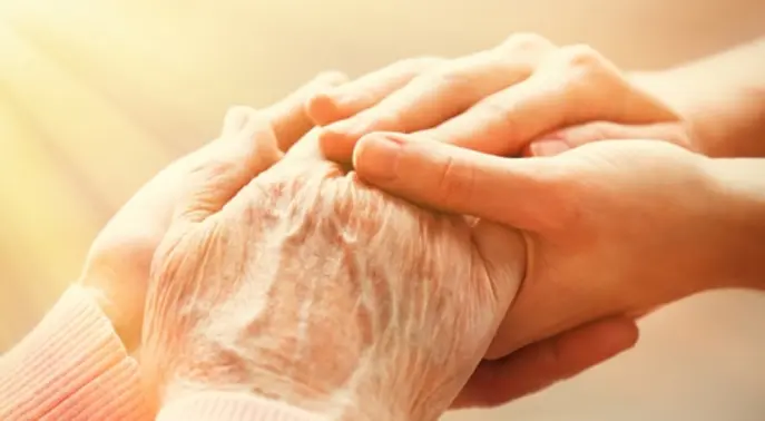 دليل شامل لبر الوالدين المسنين: نصائح عملية وكيفية الاهتمام بهم