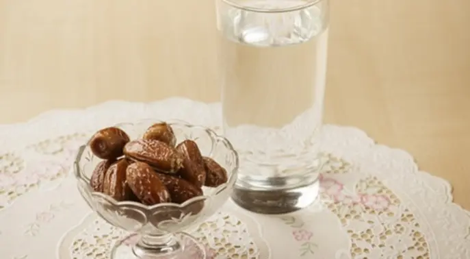 حقيقة رجيم التمر والماء: فوائده، أضراره، ومن يجب أن يتجنبه