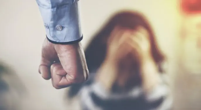 علامات العلاقة العنيفة: دليلك الشامل للتعرف عليها وحماية نفسك