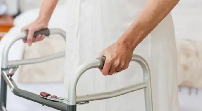 دليلك الشامل: نصائح اختيار عصا وكرسي المشي لراحة وأمان لا مثيل لهما