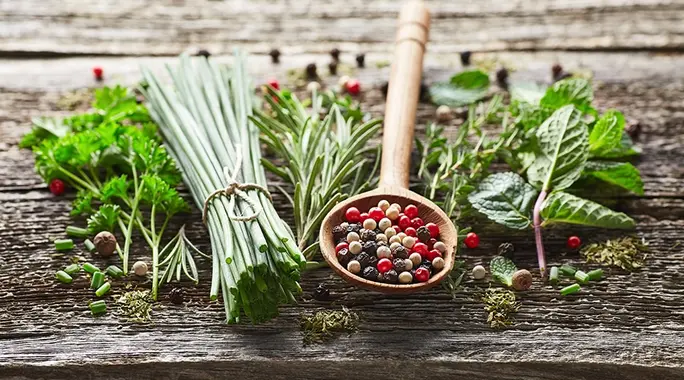 علاج المفاصل بالأعشاب: دليل شامل للفعالية، السلامة والخيارات الطبيعية