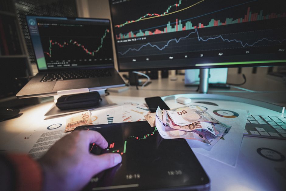 مستثمر يخطط لاستراتيجيته المالية باستخدام الحاسوب المحمول