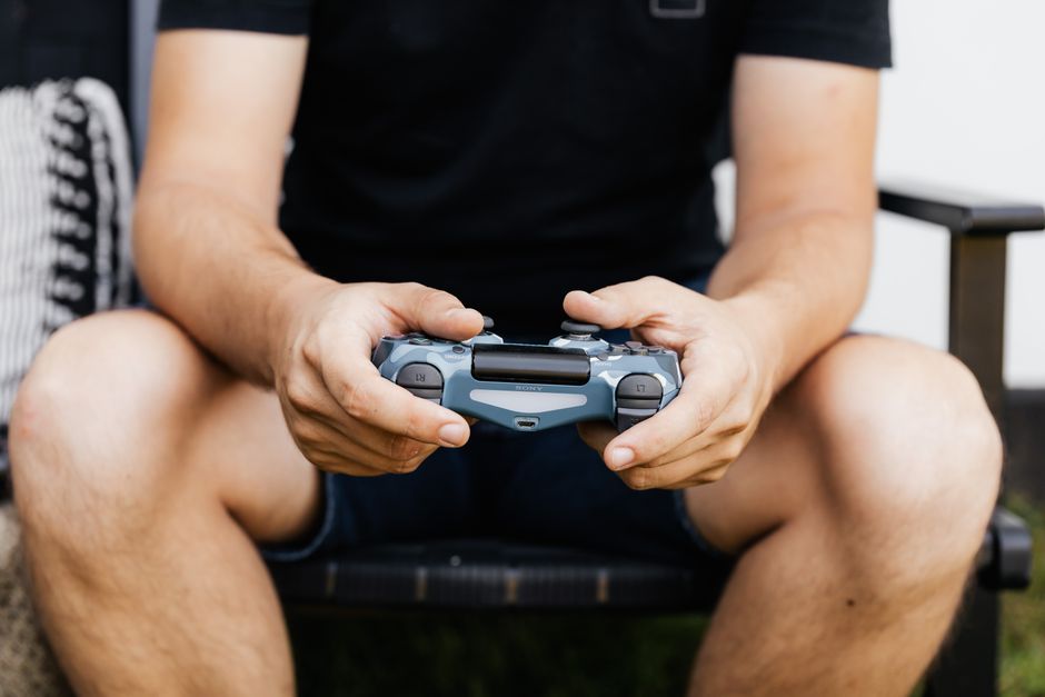 شخص يلعب لعبة فيديو على لابتوب ألعاب