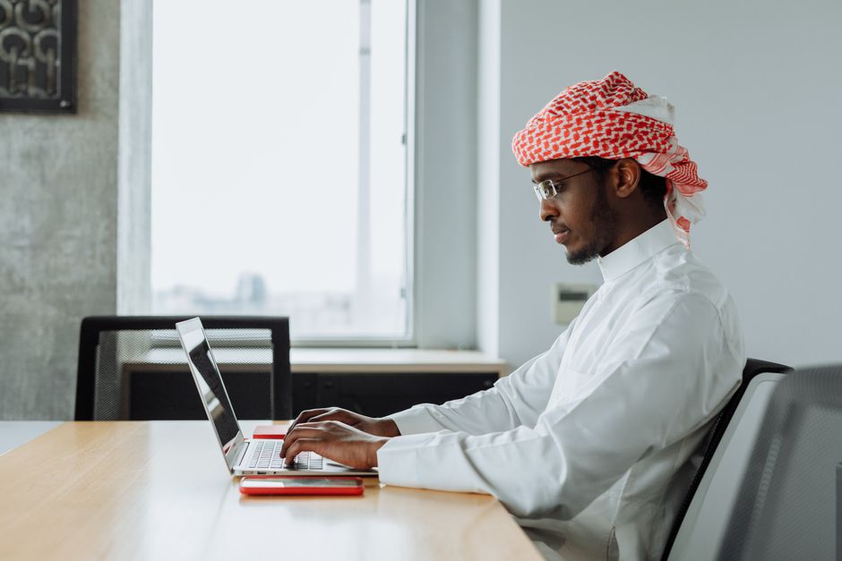 اجتماع فريق عمل في شركة ناشئة سعودية يناقش استراتيجيات النمو