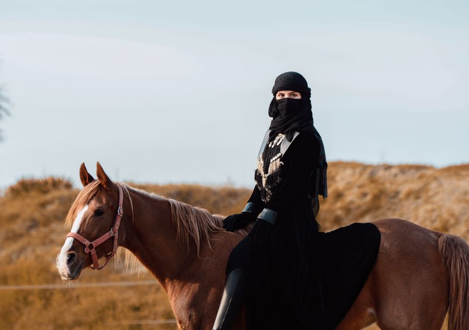 ممثلة سعودية محترفة في جلسة تصوير درامية