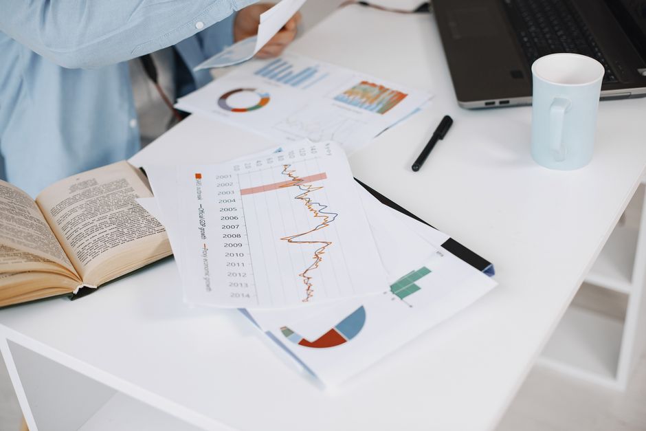 تحليل مؤشرات الأداء المالي باستخدام الرسوم البيانية والنسب المالية