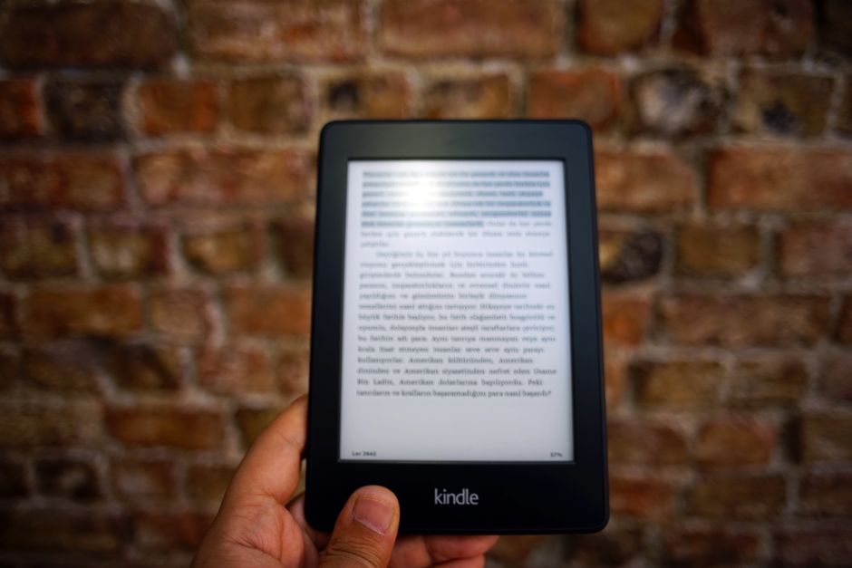 يدان تمسكان بجهاز قراءة إلكتروني حديث