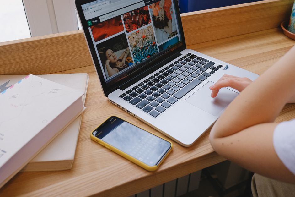 شخص يقوم بحجز فندق عبر الإنترنت باستخدام حاسوب محمول
