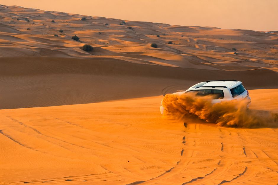 رحلات سفاري في الصحراء الإمارات: دليل شامل للمغامرات الصحراوية 2026
