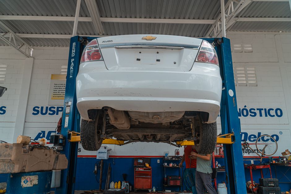 فني صيانة يفحص سيارة صينية داخل مركز خدمة معتمد