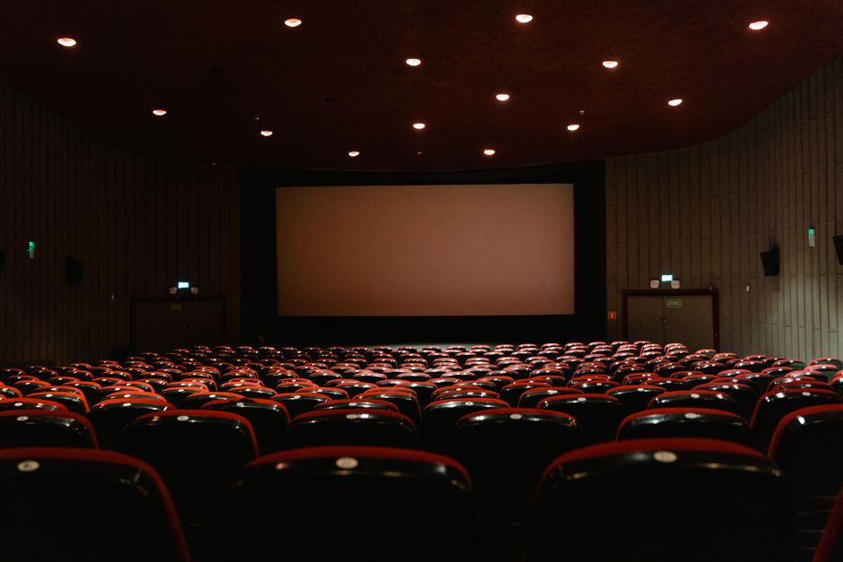 قاعة سينما عربية حديثة مزودة بشاشة عرض ضخمة
