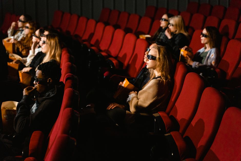 جمهور داخل صالة سينما أثناء مشاهدة فيلم عربي جديد