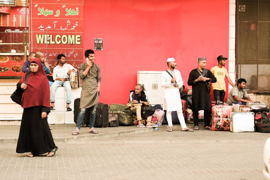 إطلالة كاجوال أنيقة لامرأة سعودية في الرياض