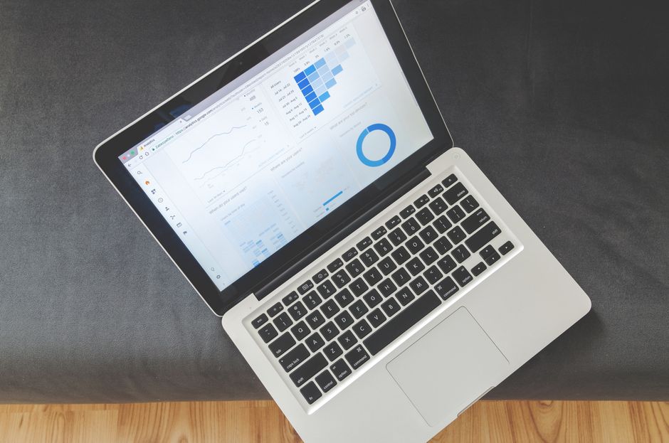 لوحة تحليلات رقمية تظهر بيانات مبيعات متجر إلكتروني