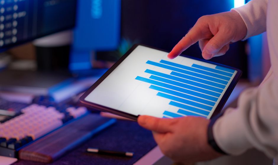 لوحة تحليلات رقمية تعرض بيانات العملاء ومؤشرات الأداء