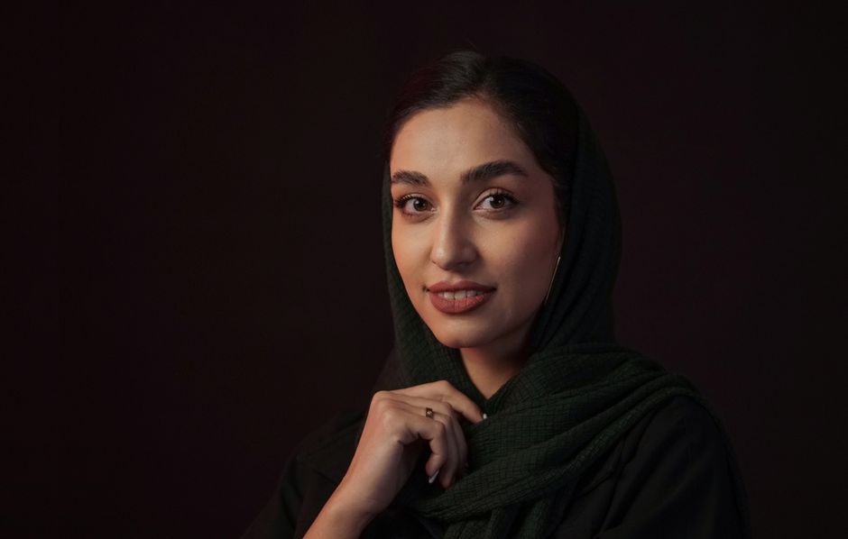 صورة فنية لممثلة سعودية في جلسة تصوير بإضاءة استوديو